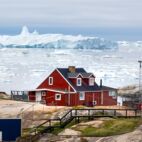 Ilulissat, formerly Jakobshavn or Jacobshaven, in western Greenland north of the Artic Circle. | Von Luis